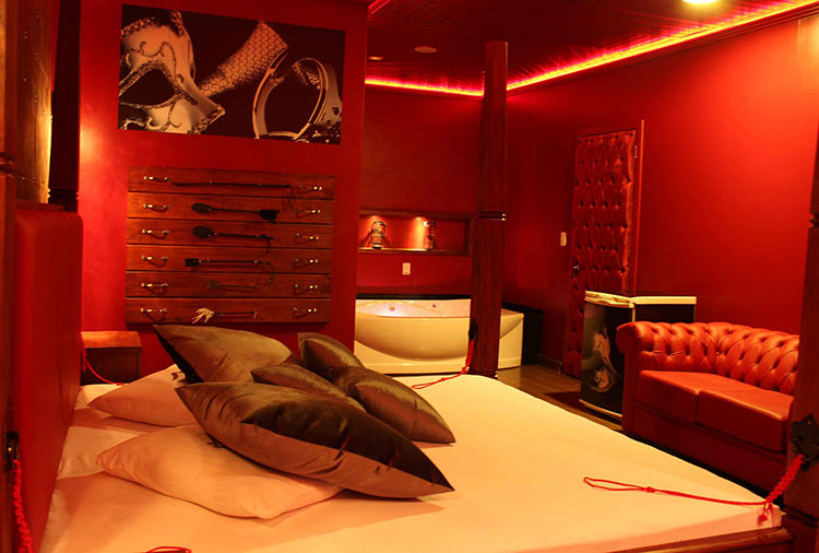 Motel Casa de Pedra - Suíte 27 Cinquenta Tons de Cinza